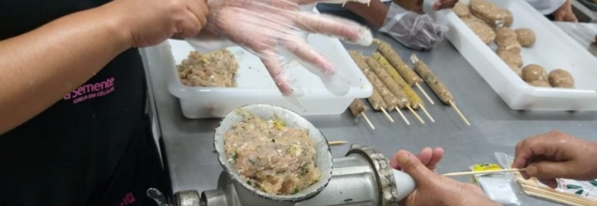 Cozinheira de Água Boa aperfeiçoa técnicas de beneficiamento de carne de frango após curso