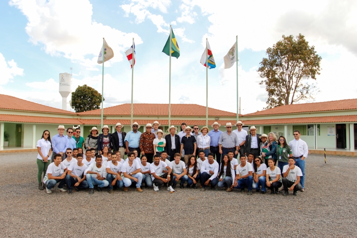 Grupo com estudantes da Fazenda Modelo Paulo Mizote.