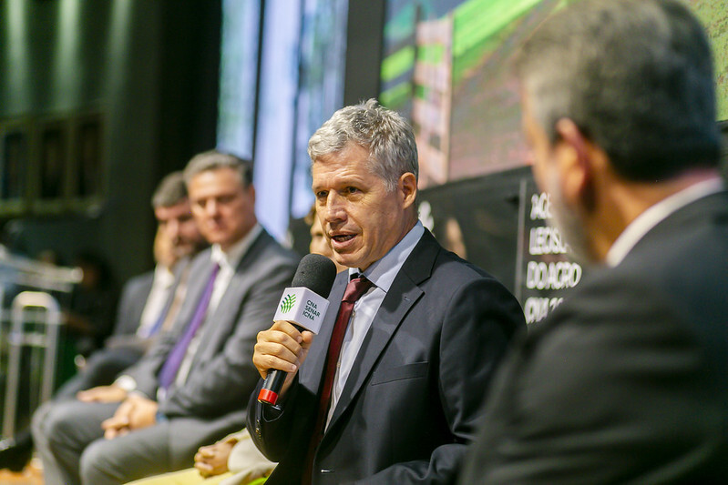 Ministro Paulo Teixeira durante o painel