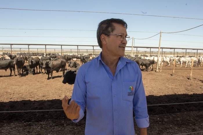 Almir Moraes, da Captar, explica como funciona o confinamento do gado na empresa.