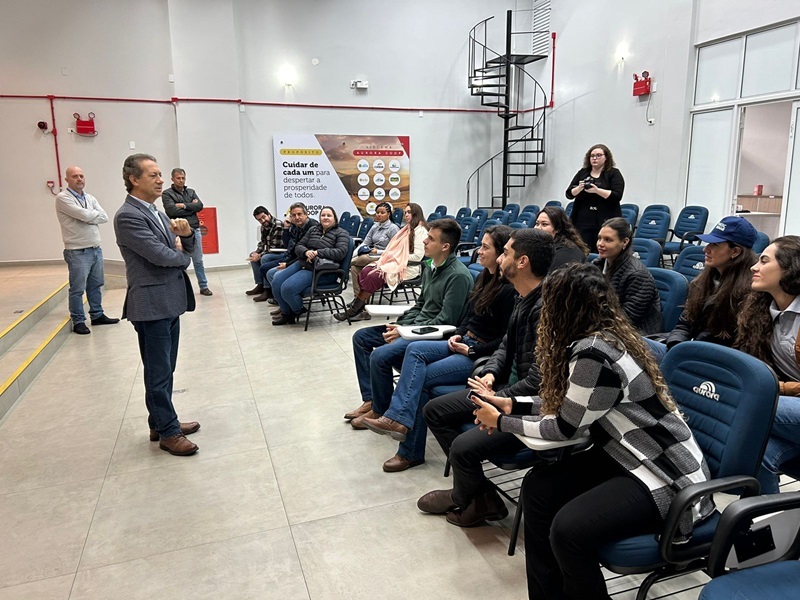 Visita à Cooperativa Aurora, em Chapecó.