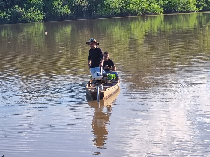 Produção é transportada por barco até a cidade