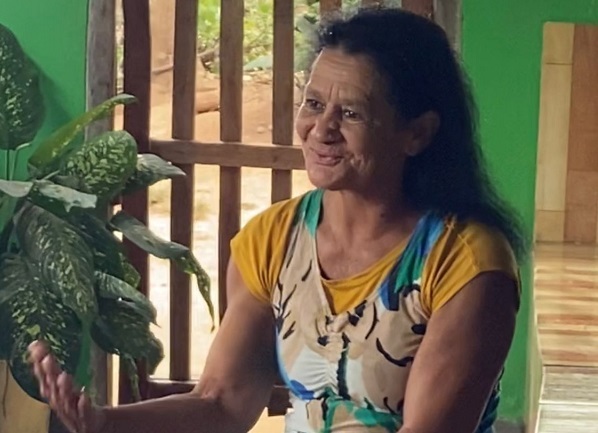 Dona Maria de Fátima comemora a melhoria de vida na nova varanda