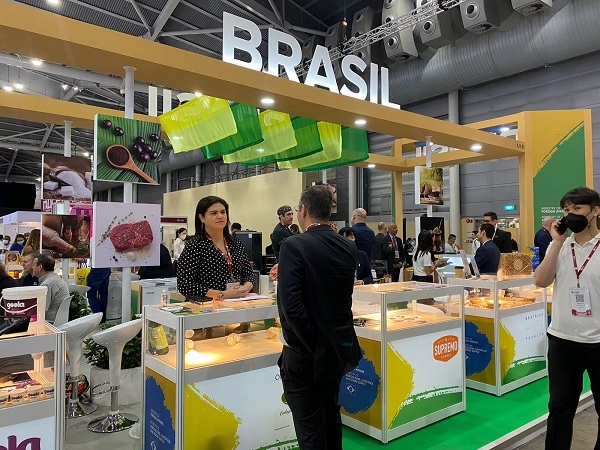 Empresários brasileiros participam de feira de alimentos em Singapura.