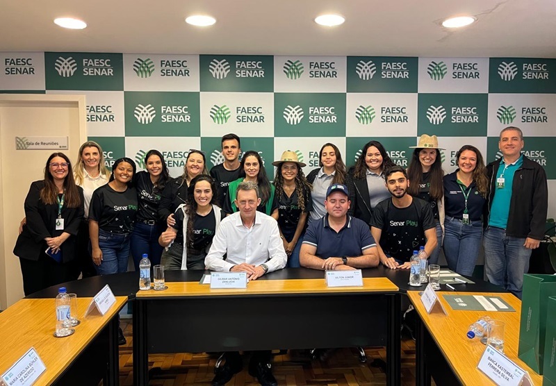 Jovens na Faesc, com o superintendente Gilmar Zanluchi.