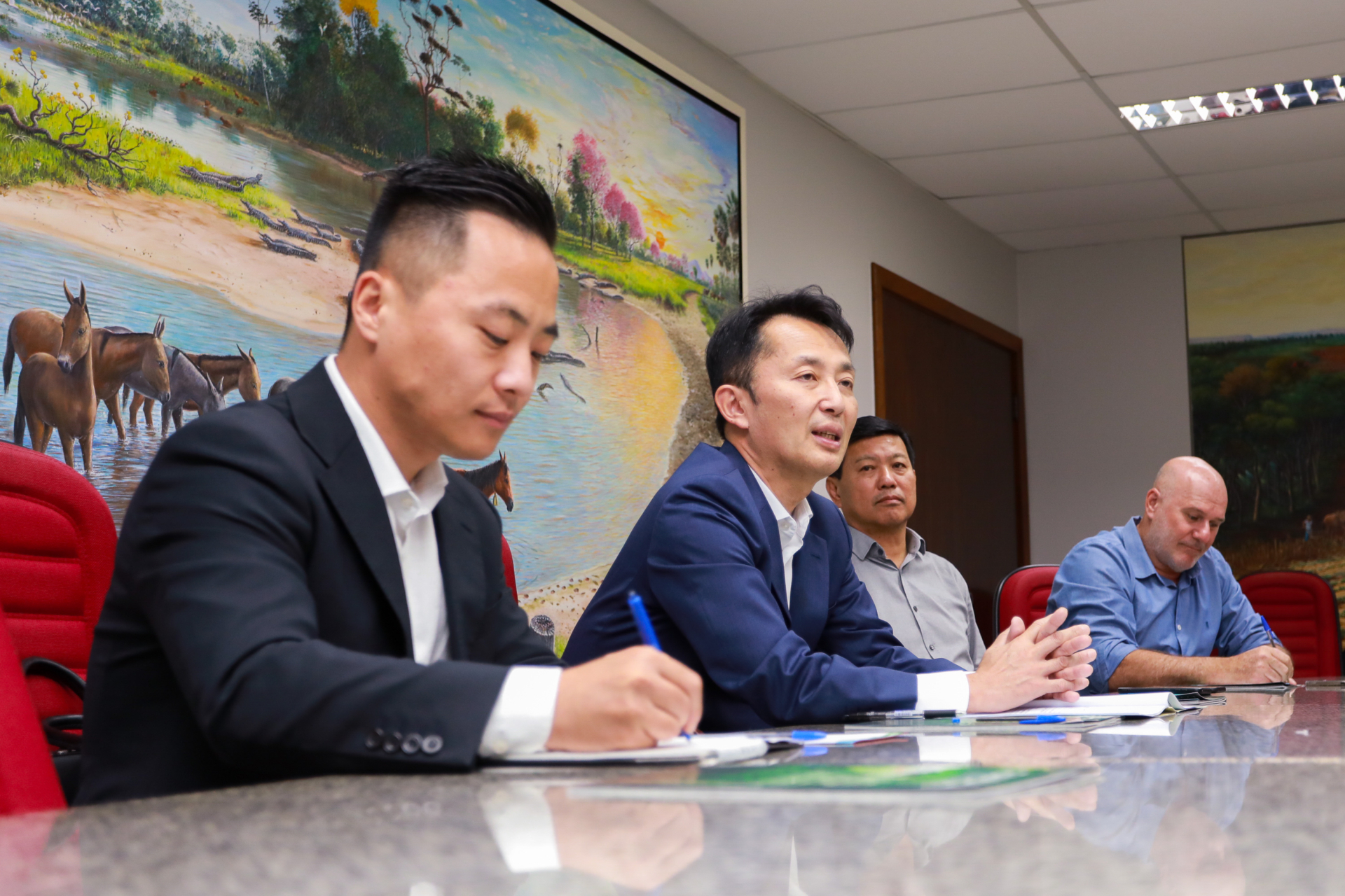 Famasul recebe embaixador do Japão para fortalecer parceria na avicultura