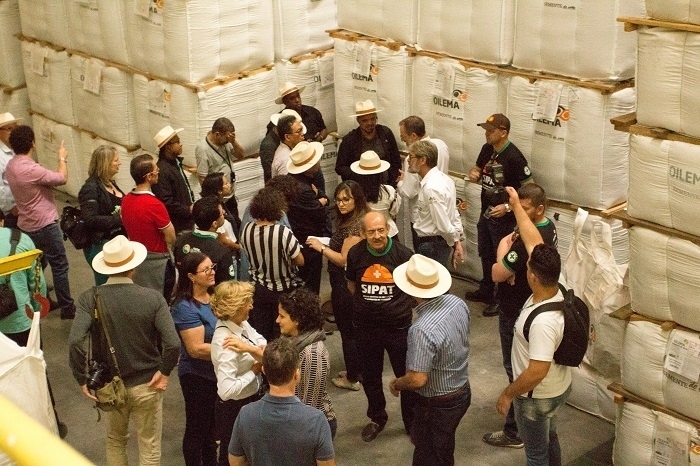 Grupo visitou galpão de armazenamento das sementes. O local concentra 35 mil sacas de 5 milhões de sementes cada.