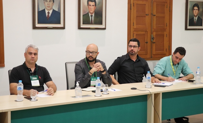 Também participaram da reunião, a partir da esquerda: Renato Mourão, produtor da Cachaça Decisão, de Sabinópolis; Lucas Guimarães, do IMA; Bruno Rocha de Melo, gerente executivo técnico do Sistema Faemg Senar; e Luiz Rodolfo Antunes, gerente do Escritório Regional de Araçuaí