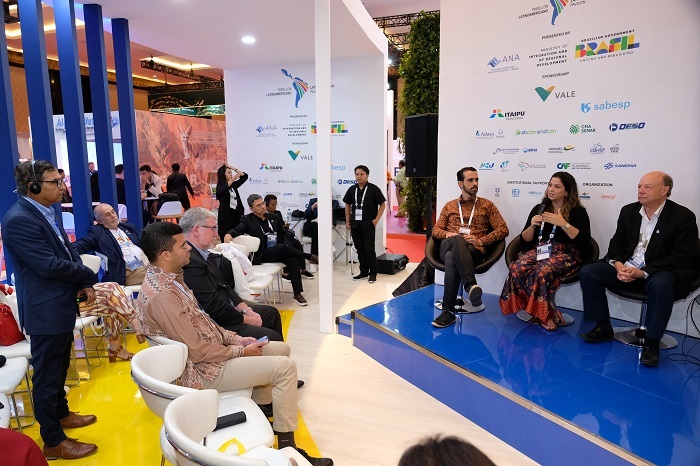 Jordana Girardello (centro), fala em painel no Pavilhão da América Latina. Fotos: Criz Kimbal