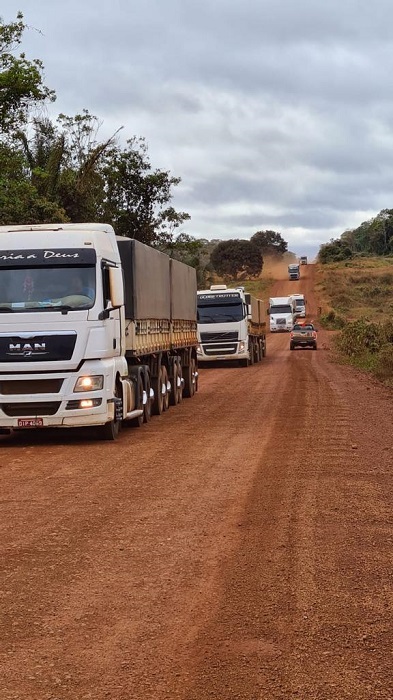 MOVIMENTO DE CAMINHOES NA BR 174 JUINA VILHENA