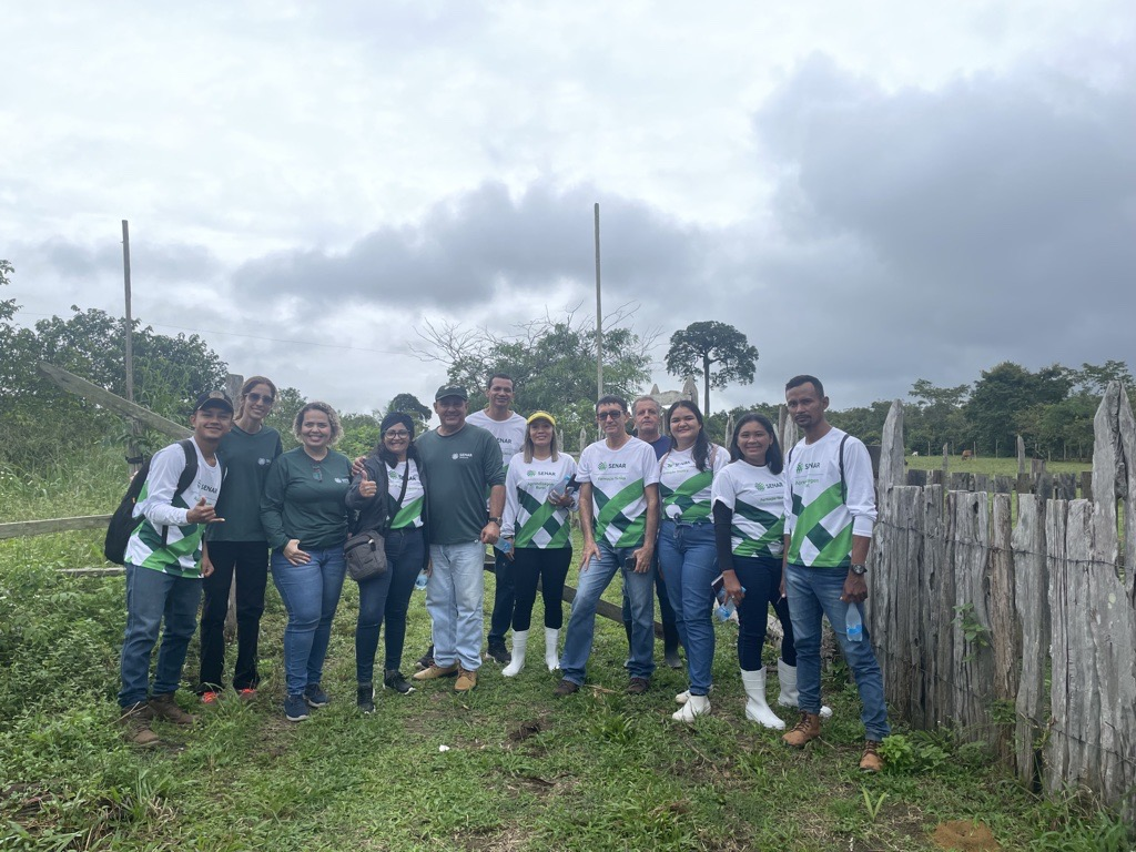 ​Alunos do curso técnico em fruticultura do Polo de Itacoatiara participam de aula prática no município