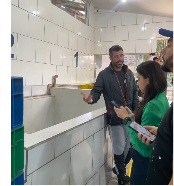 Grupo recebe informações sobre a produção de ostras.