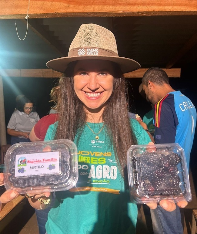 Juliana, na visita à propriedade de frutas vermelhas.