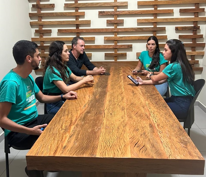 Jovens com o presidente do sindicato, Elder Maia.