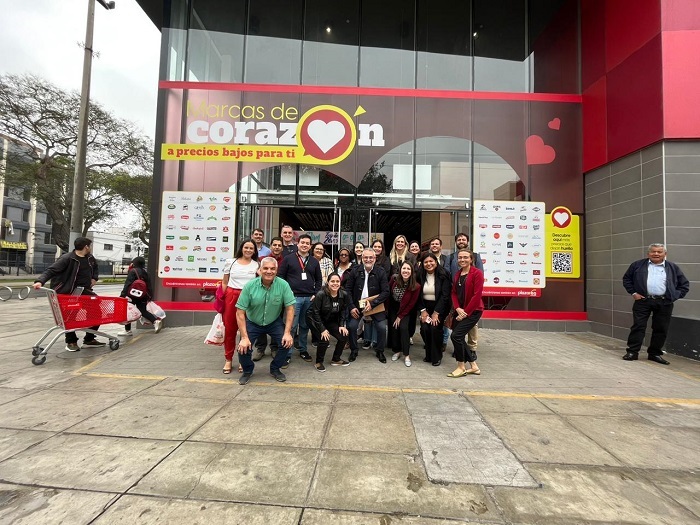 Grupo em visita a um supermercado em Lima