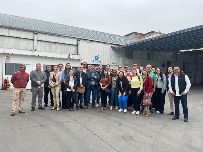 Comitiva em visita a rede de distribuidora de alimentos