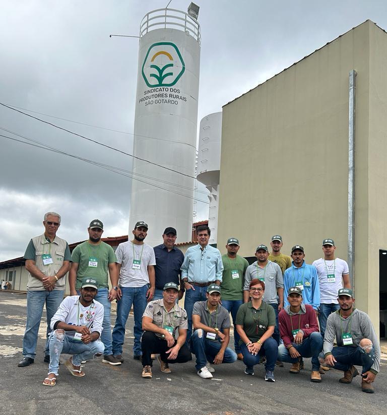 O gerente Sérgio Coelho (de pé, ao centro) acompanhou a turma que marca o início das atividades do Centro