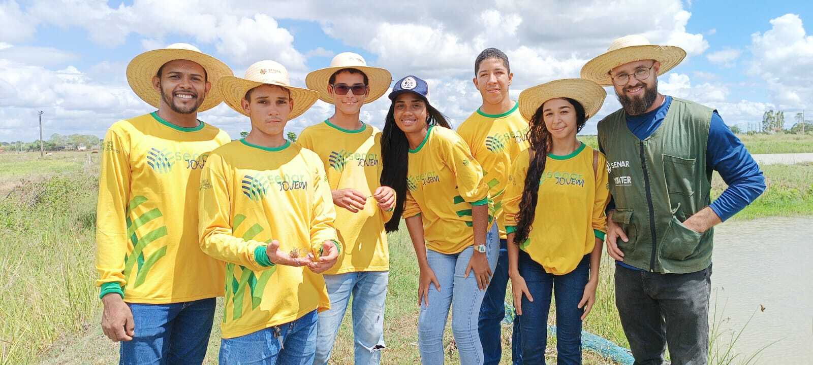 Os alunos interagem com profissionais e produtores durante as aulas em campo