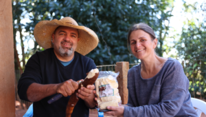 Casal faz sucesso na produção de mandioca com apoio do Senar/MS