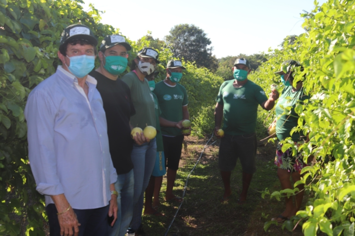 Equipe do Senar e produtores na colheita de maracuja