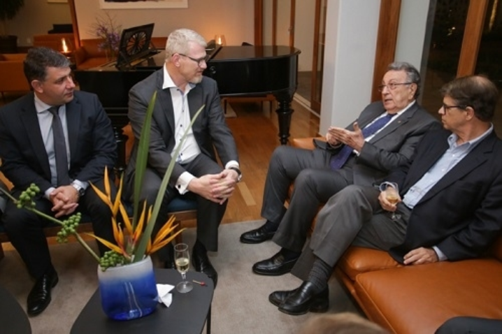 Jo C3 A3o Martins com embaixador da Noruega