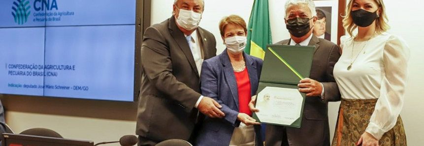 CNA recebe Prêmio Mérito Agropecuário Deputado Homero Pereira