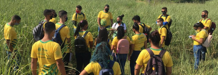 Alunos da Aprendizagem Rural participam de aula prática sobre a cana-de-açúcar