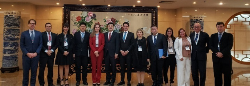CNA visita Comissão de Reforma e Desenvolvimento da China e Universidade de Pequim