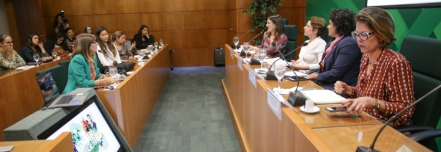 CNA sedia debate com mulheres que atuam no comércio internacional