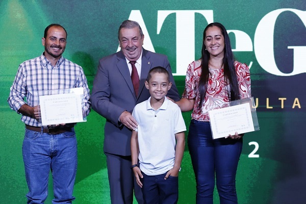Presidente da Faeg, José Mário Schreiner, entrega certificação à produtora e ao técnico de campo, vencedores na cadeia de bovinocultura de corte. 