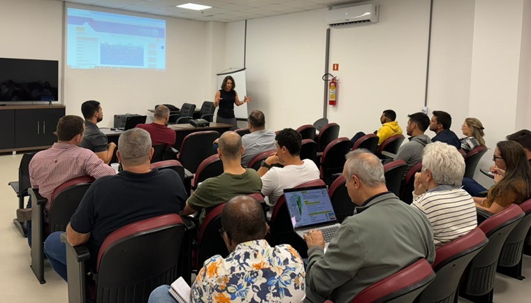 Claudia durante o treinamento, falando sobre o projeto.