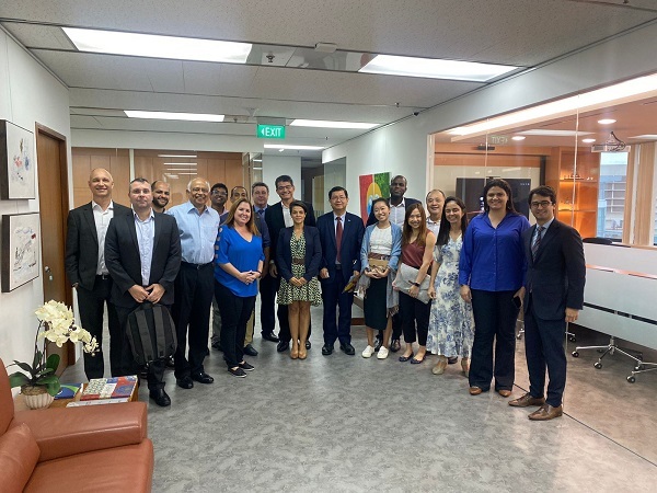 Reunião na Embaixada do Brasil em Singapura.