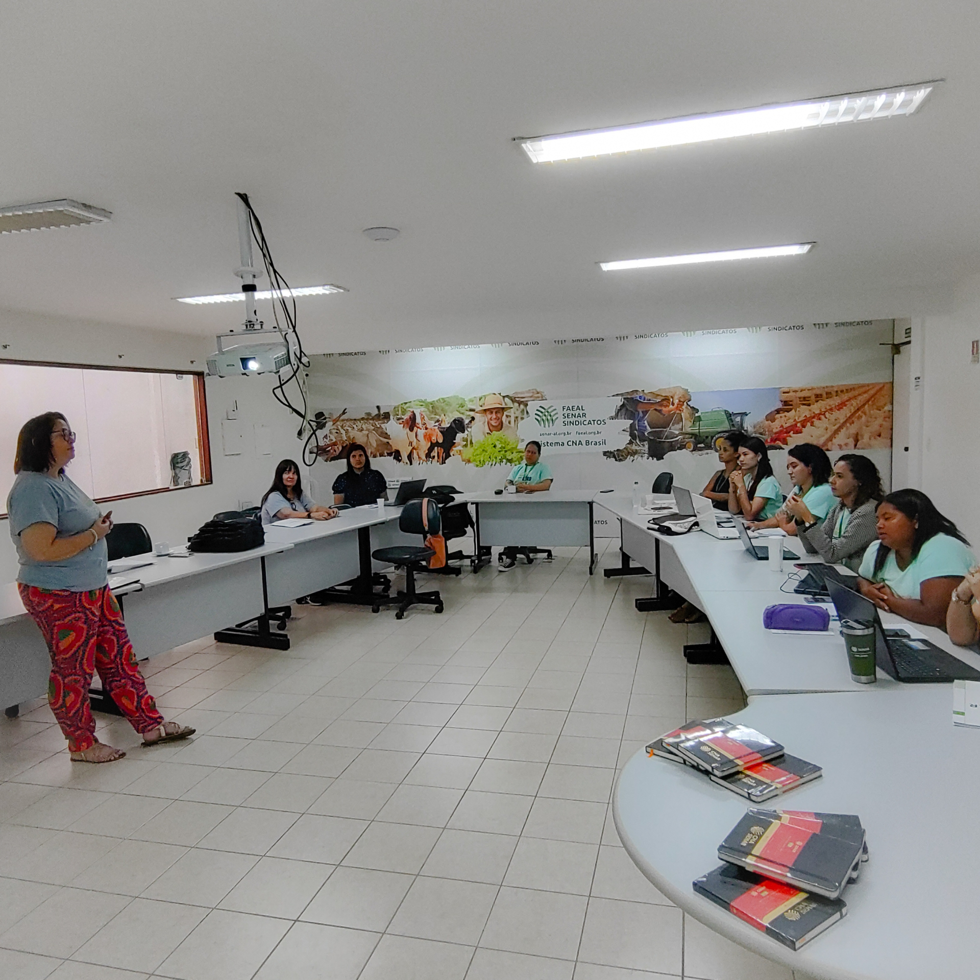 Gerente técnica Graziela Freitas repassa principais orientações para participantes do programa
