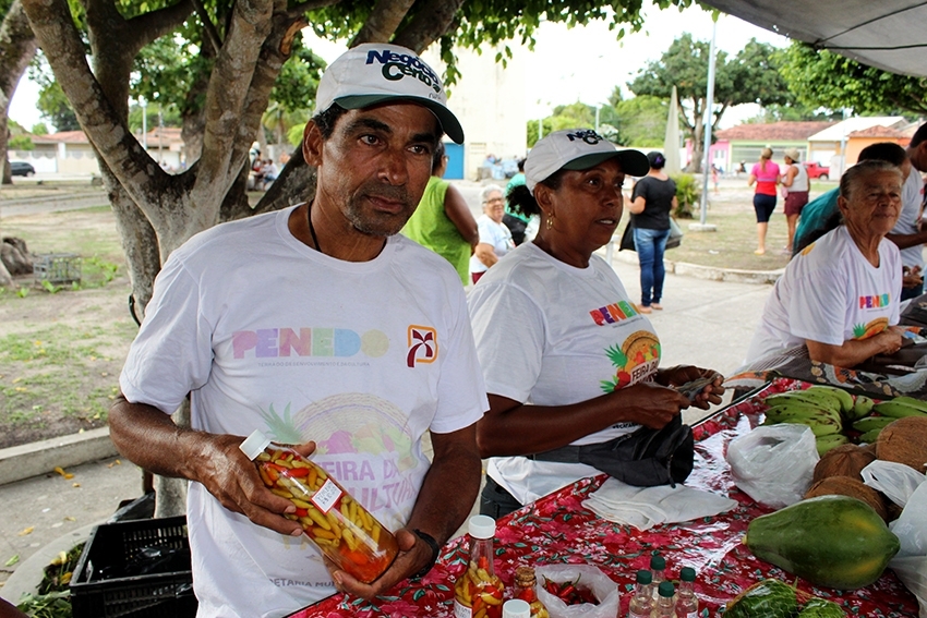 Agricultores capacitados pelo Senar AL comercializam produtos orgânicos em feira de Penedo