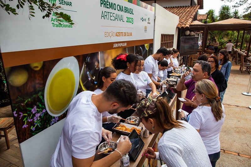 Prêmio CNA Brasil Artesanal realiza etapa do júri popular do azeite