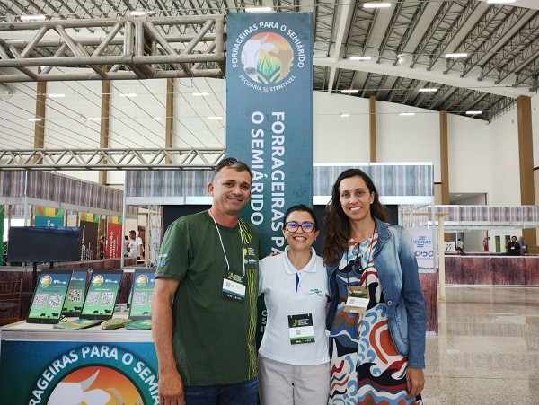 Humberto Gonçalves, técnico da URT em Tenório/PB, com Ana Clara, ao centro, e a assessora técnica da CNA, Marina Zimmermann.