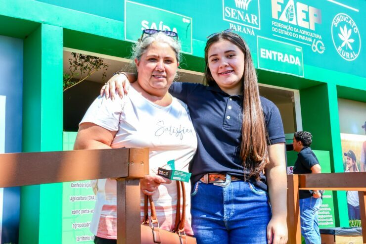 Iridan Sehnem e a filha Isadora, de Manoel Ribas, estiveram na feira para conhecer produtos novos