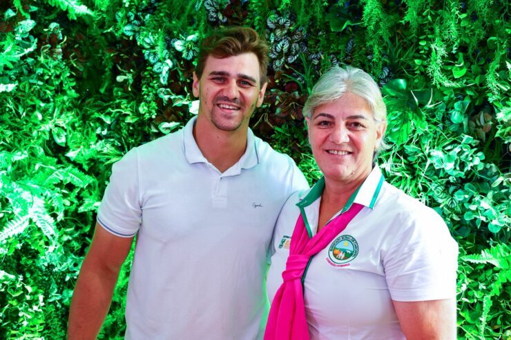 Robson e a mãe, Denise Martini, de Santa Tereza do Oeste, buscam de referências para modernizar a propriedade