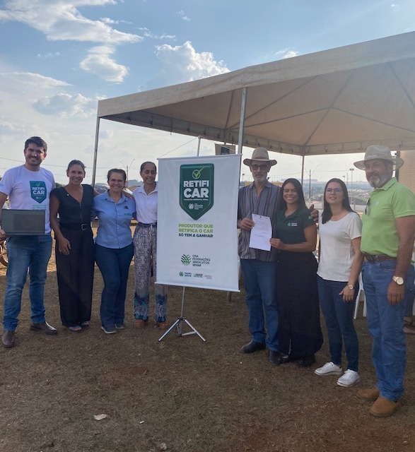Produtor Geraldo Donizette (ao centro) foi o primeiro a fazer a retificação do CAR durante o evento.