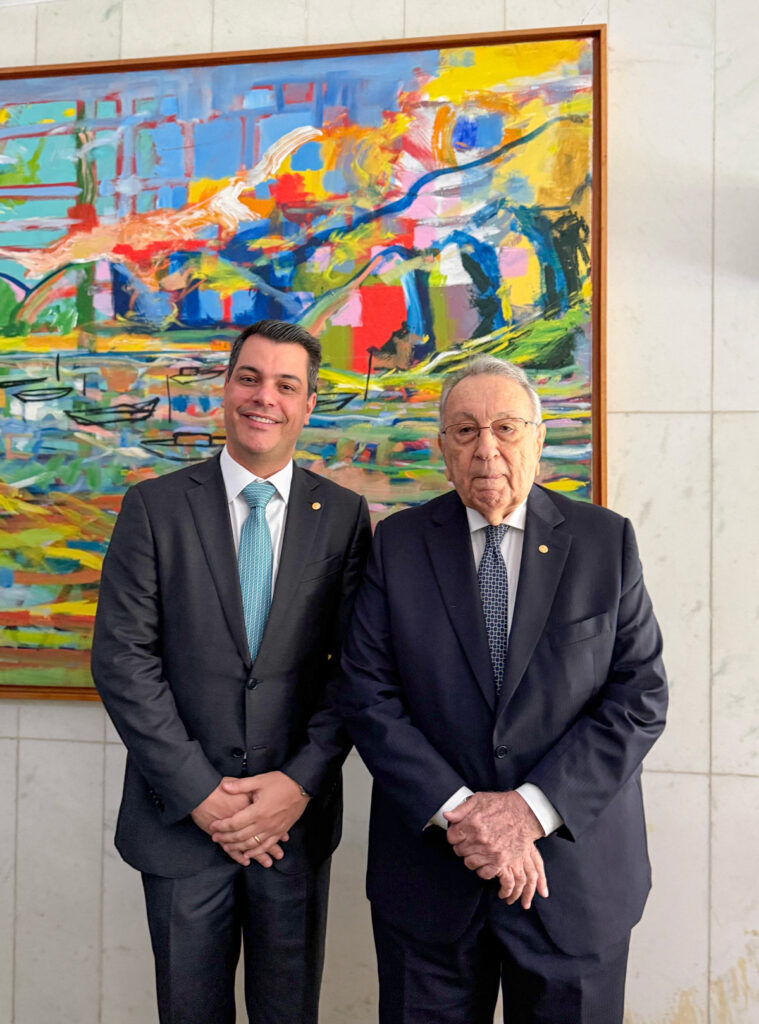 Ágide Eduardo Meneguette ao lado do presidente da Confederação da Agricultura e Pecuária do Brasil (CNA), João Martins