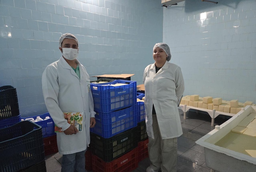 Jôhnathan com a técnica de campo do Senar durante atividade na agroindústria.