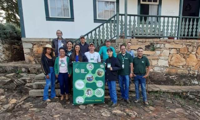 À direita, o analista de Formação Profissional Rural Alexandre Martins e Heloízio Carvalho, presidente do Sindicato dos Produtores Rurais de Santo Antônio do Amparo (próximo à escada, de barba) e o instrutor Nilmar Arbex com os alunos do curso de Bioinsumos