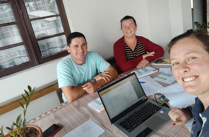Lidionei e Josiane com a técnica de campo Ane Fernanda Hoffmann