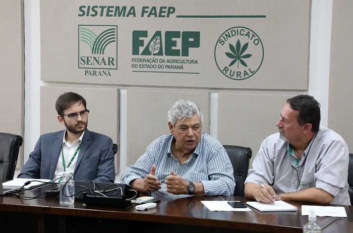 Assessor técnico da CNA, Guilherme Rios, à esquerda e o presidente do Sistema Faep/Senar-PR, Ágide Meneguette, ao centro (Foto: Comunicação do Sistema Faep/Senar-PR)