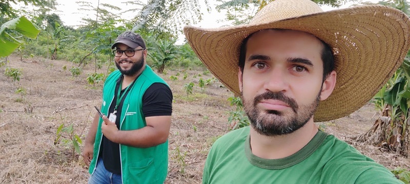 Produtor Robson Tomaz (de chapéu) durante visita técnica na propriedade.