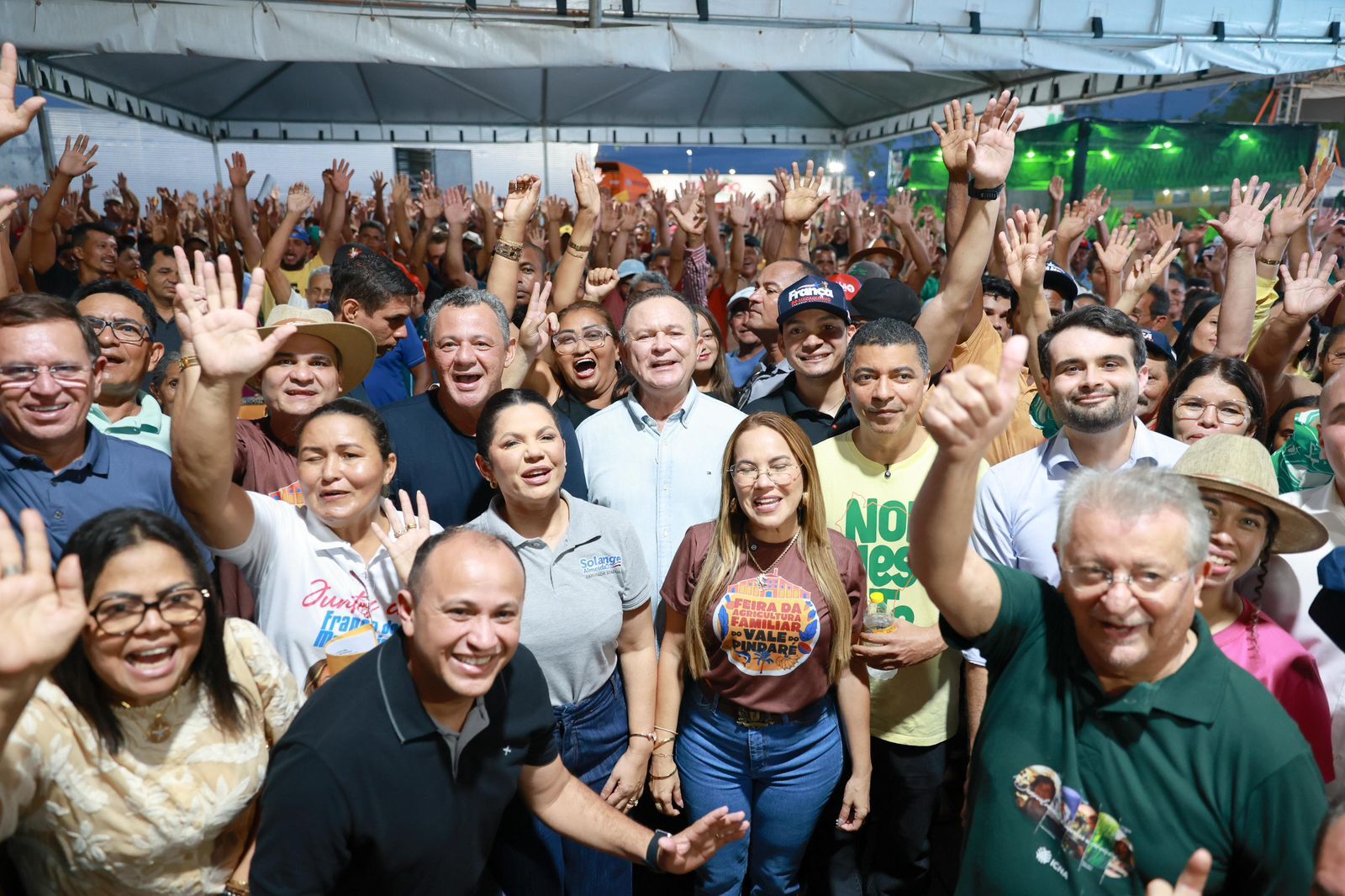Presidente da Faema, Raimundo Coelho, participa da abertura da feira, em Santa Luzia, ao lado de lideranças rurais da região.