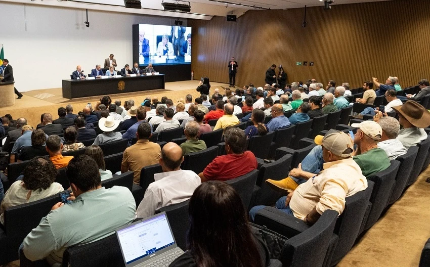 CNA participa de audiência pública e defende medidas antidumping para setor do leite