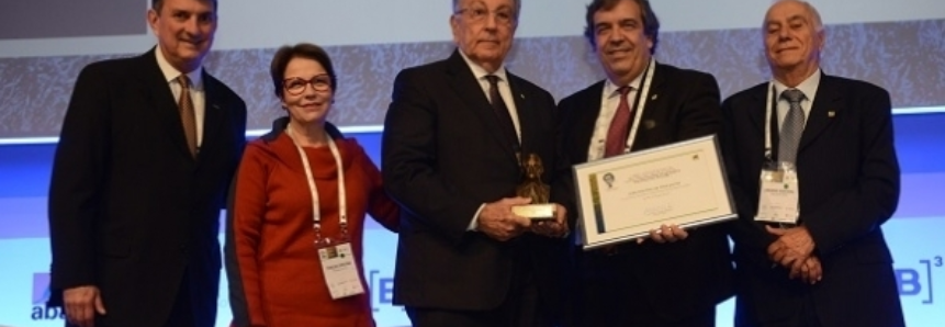 Presidente da CNA recebe prêmio da Abag de personalidade do agronegócio