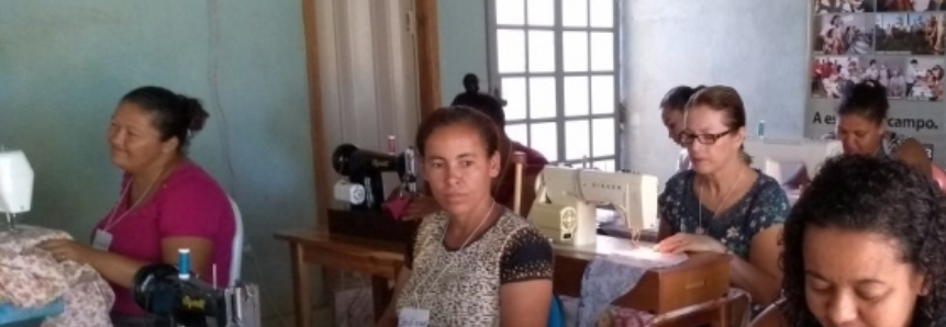 Mulheres são capacitadas para trabalhar na produção de roupas em Espinosa