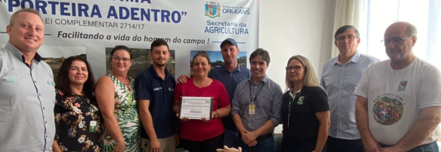 Produtores rurais de Orleans recebem certificado de propriedade livre de brucelose e tuberculose